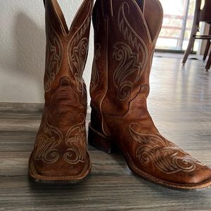Justin Boots “Llano” Womens size 8. Brown leather with beautiful stitching.